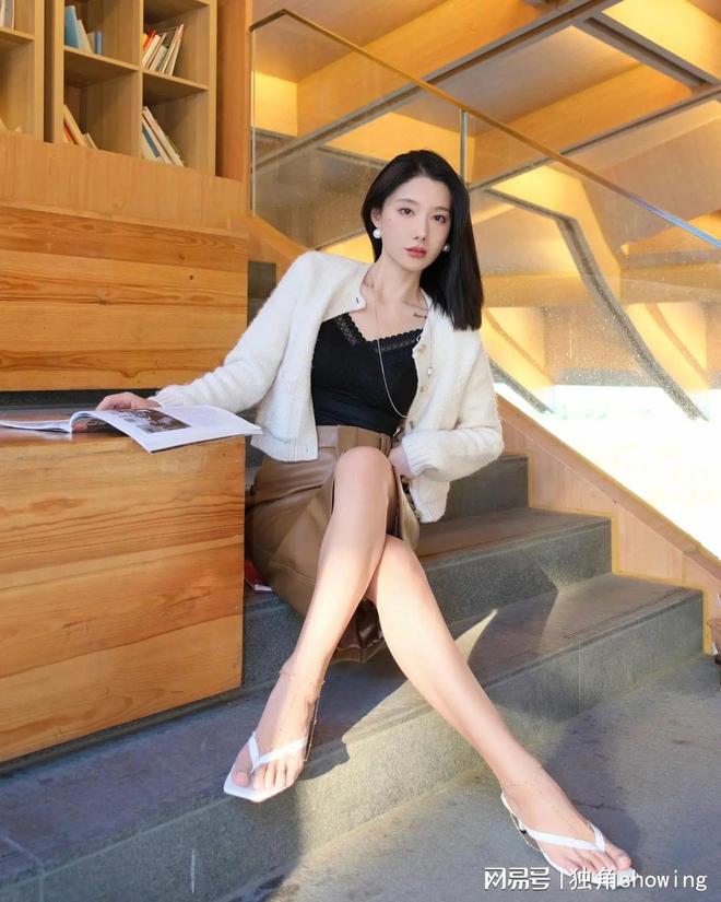 啡色皮裙搭配黑色打底内衣展现出完美气质千赢国际首页入口时尚穿搭：毛衣搭配咖(图2)