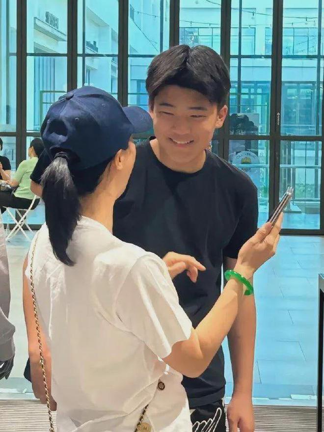 护套出街网友吵翻天：这是低调炫富新境界千亿平台网站王楠1800万翡翠镯戴保(图2)