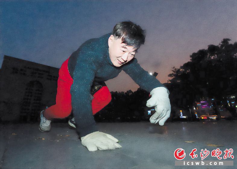 专家表示并非所有人群都适合这样的锻炼方式千亿网站长沙一老人22年坚持每天“爬行”(图1)