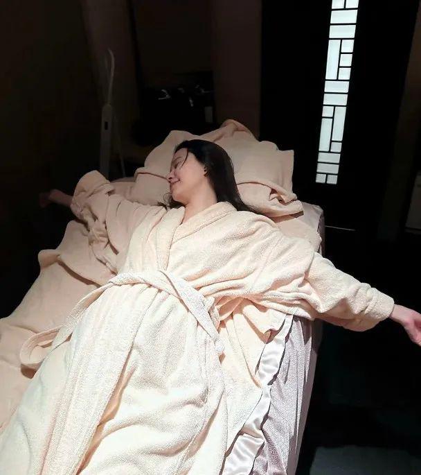 萃雯参加《浪姐2025》意外曝光倦容TVB花旦黄翠如大肚任吃美食视后邓(图2)